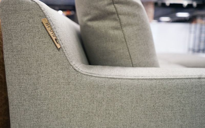 Kiểm tra đường may của ghế sofa