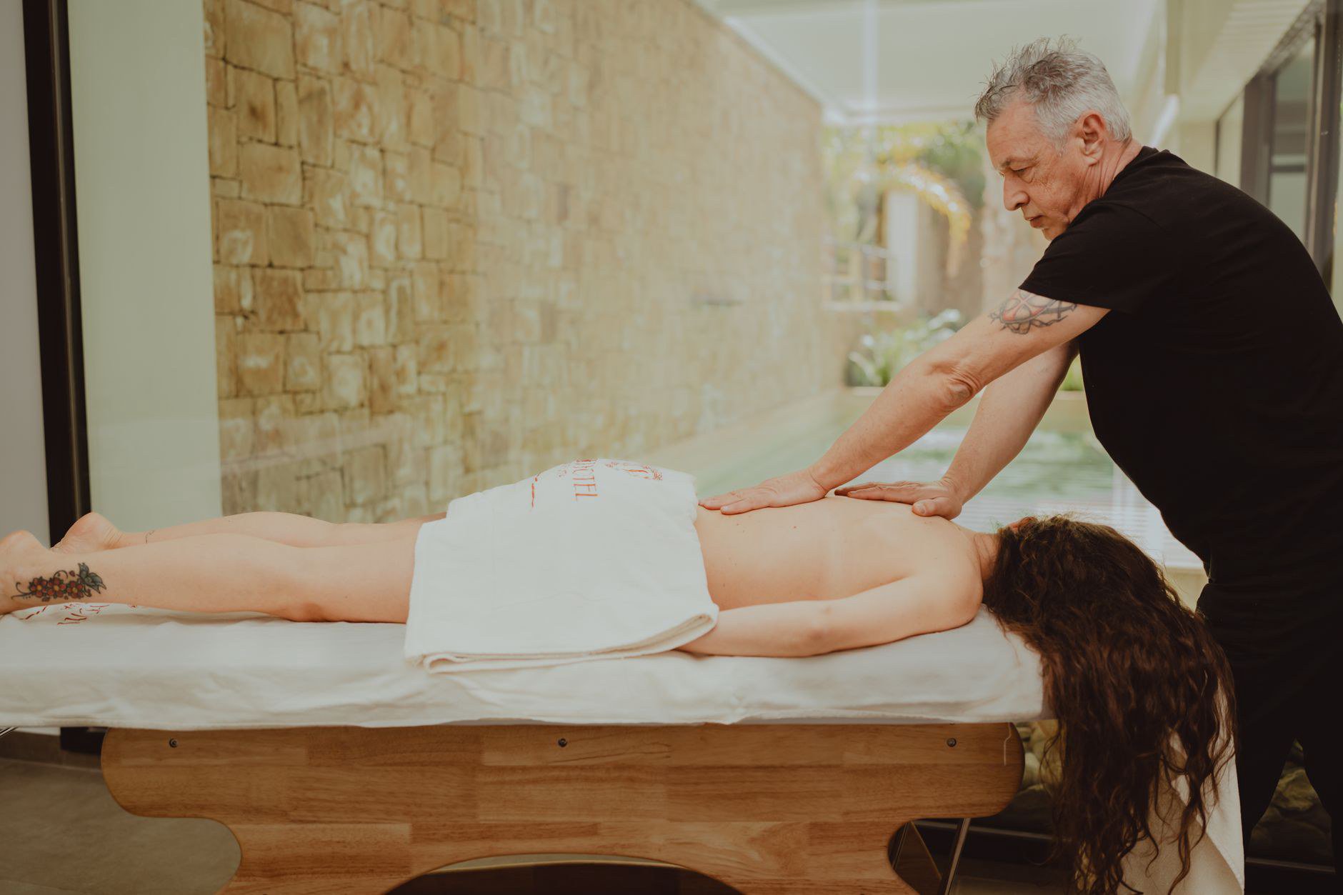 Massage trị liệu khác gì massage thư giãn thông thường cho người đang trong chuyến công tác